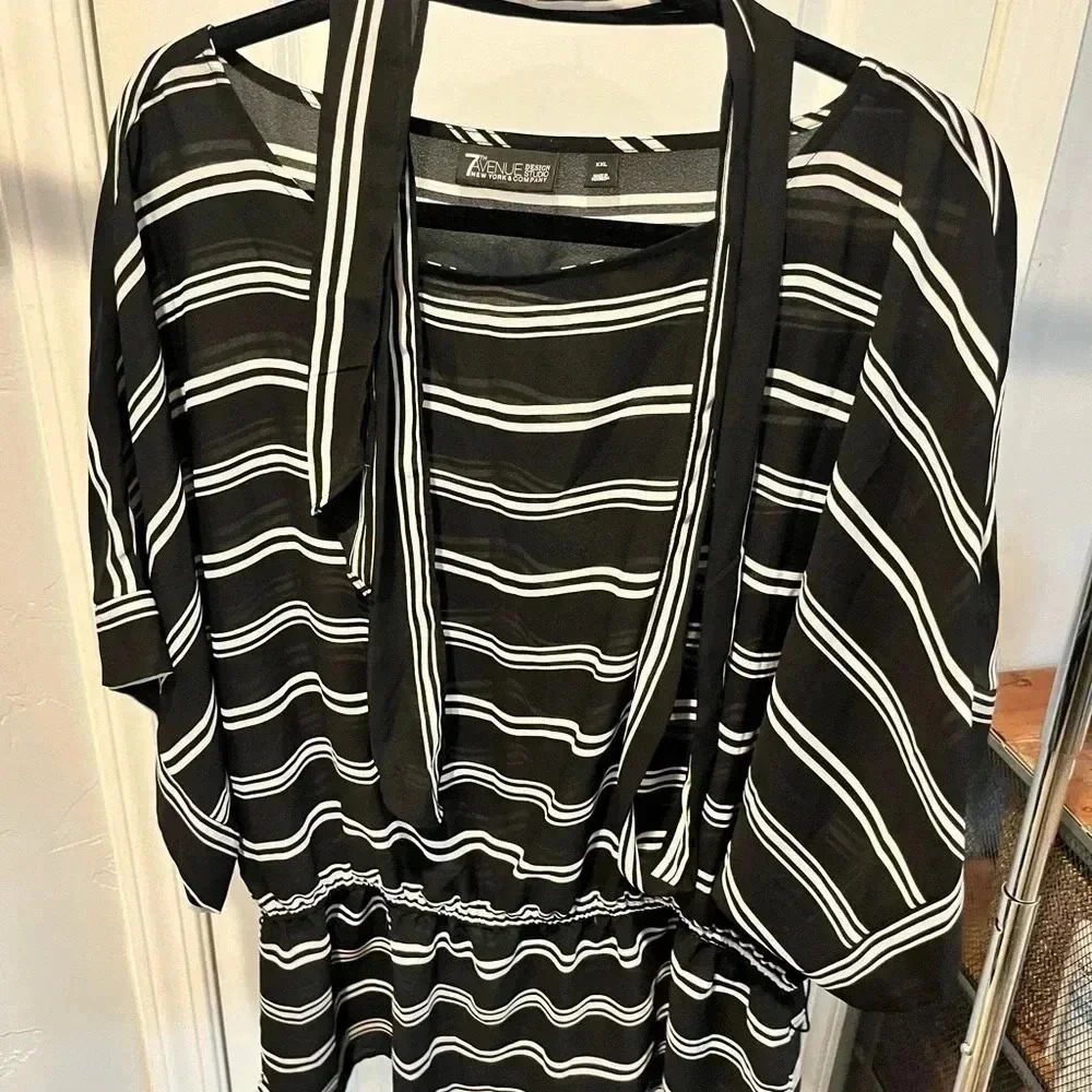 ~Ny & Co~ Beautiful And Unique Blouse